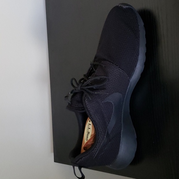 Nike Roshe men's sz.9 Pre-owned.   Black knit.  Hole left foot last picture - Picture 4 of 11